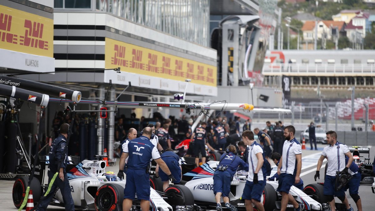 Valtteri Bottas a Felipe Massa přijeli do boxů v Soči