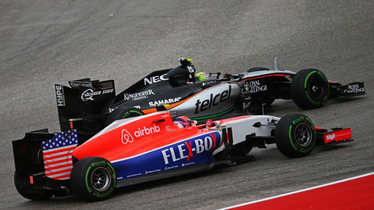 Alexander Rossi předjížděn Sergiem Pérezm v Austinu