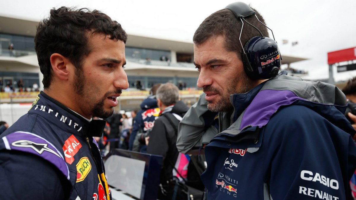 Daniel Ricciardo se radí s Guillaume Rocquelinem před startem v Austinu