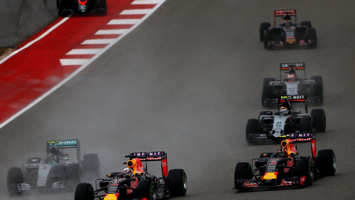 Daniel Ricciardo předjíždí Daniiela Kvjata a Nica Rosberga v Austinu