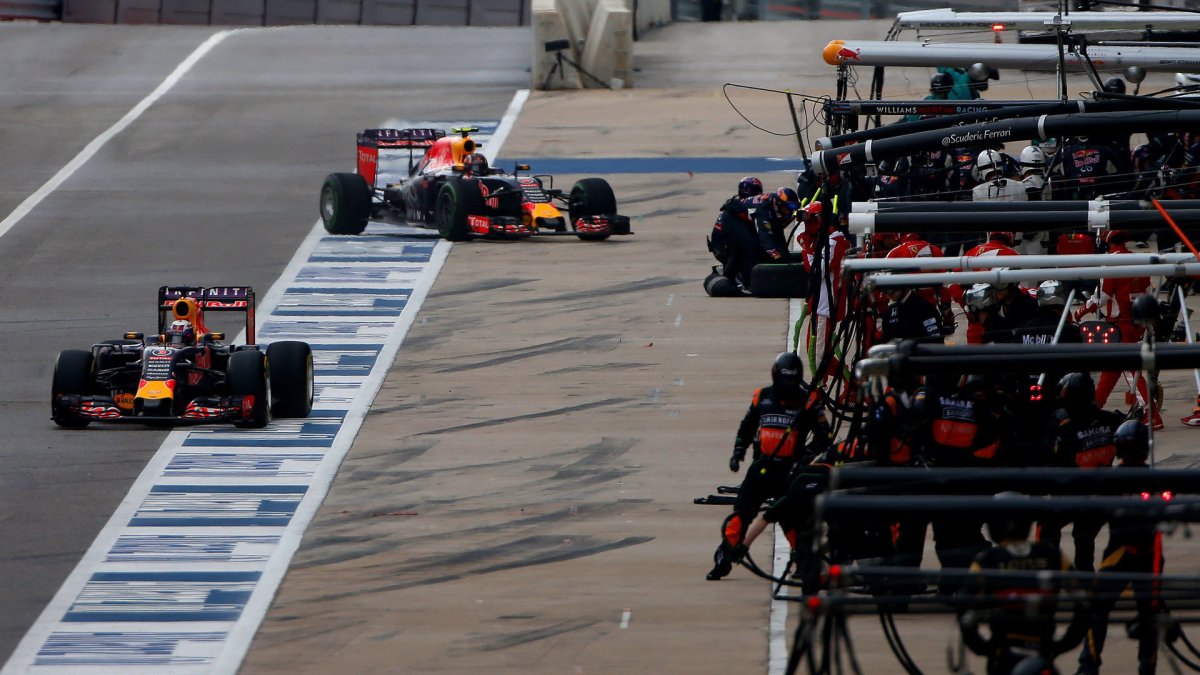 Daniel Ricciardo a Daniil Kvjat double výměna pneumatik v Austinu