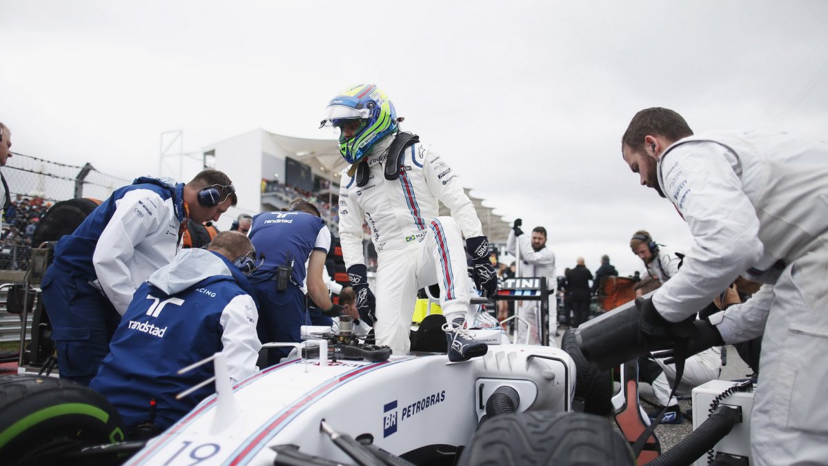 Felipe Massa se připravuje na startovním roštu v Austinu
