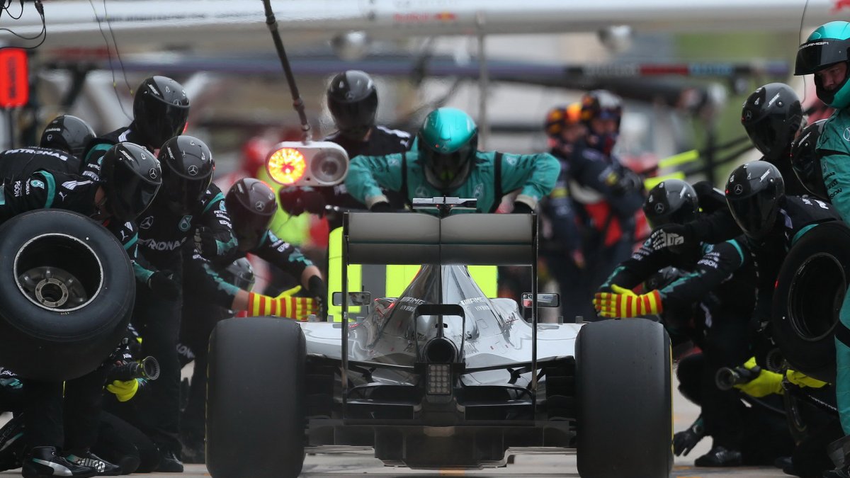 Lewis Hamilton zastávka v boxech v Austinu