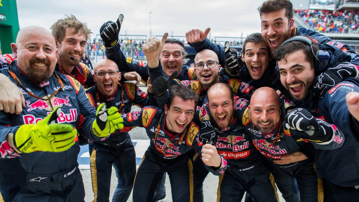 Mechanici Maxe Verstappena se radují ze 4.místa v Austinu