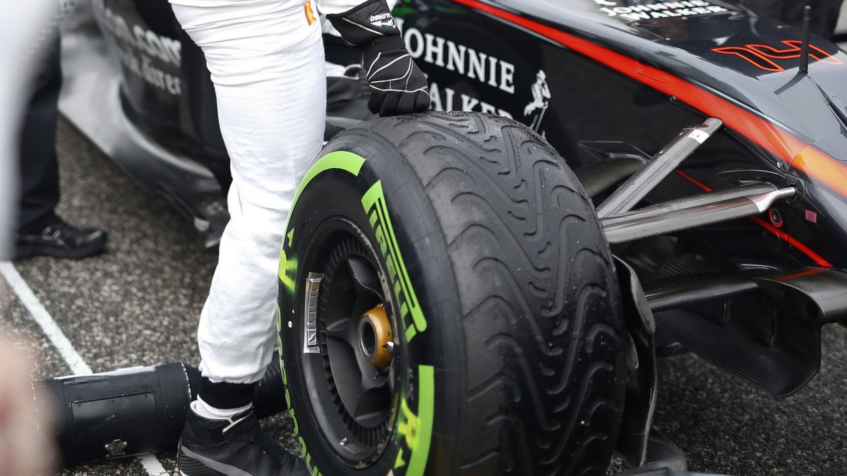 Pneumatika přední zavěšení vozu McLaren MP4-30 Honda v Austinu