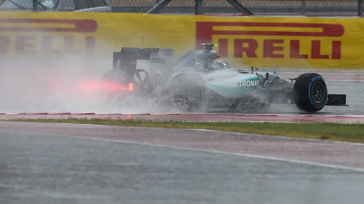 Nico Rosberg bojuje se silným deštěm v Austinu