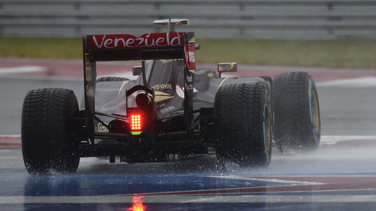 Pastor Maldonado bojuje se silným deštěm v Austinu
