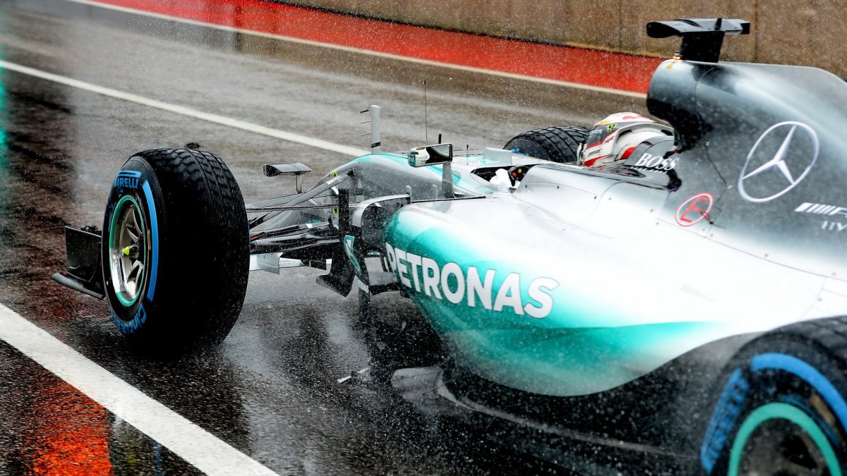 Lewis Hamilton vyjíždí za silného deště na trať v Austinu