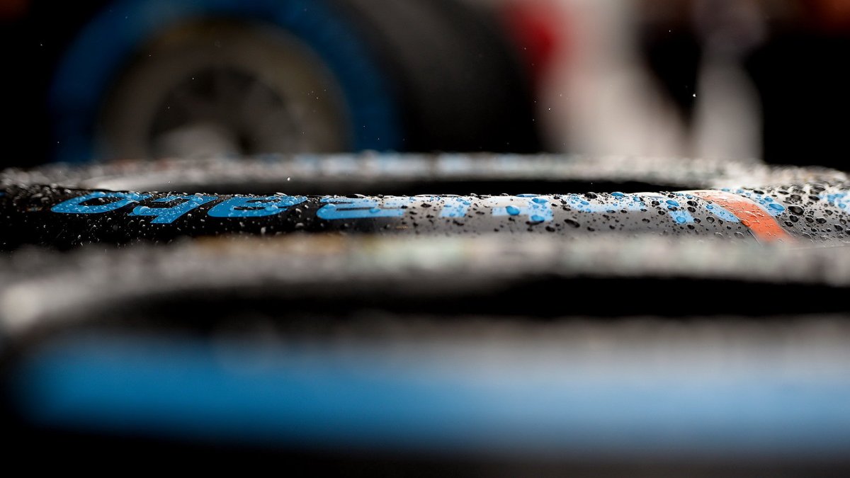 Kapky deště na pneumatice v Austinu