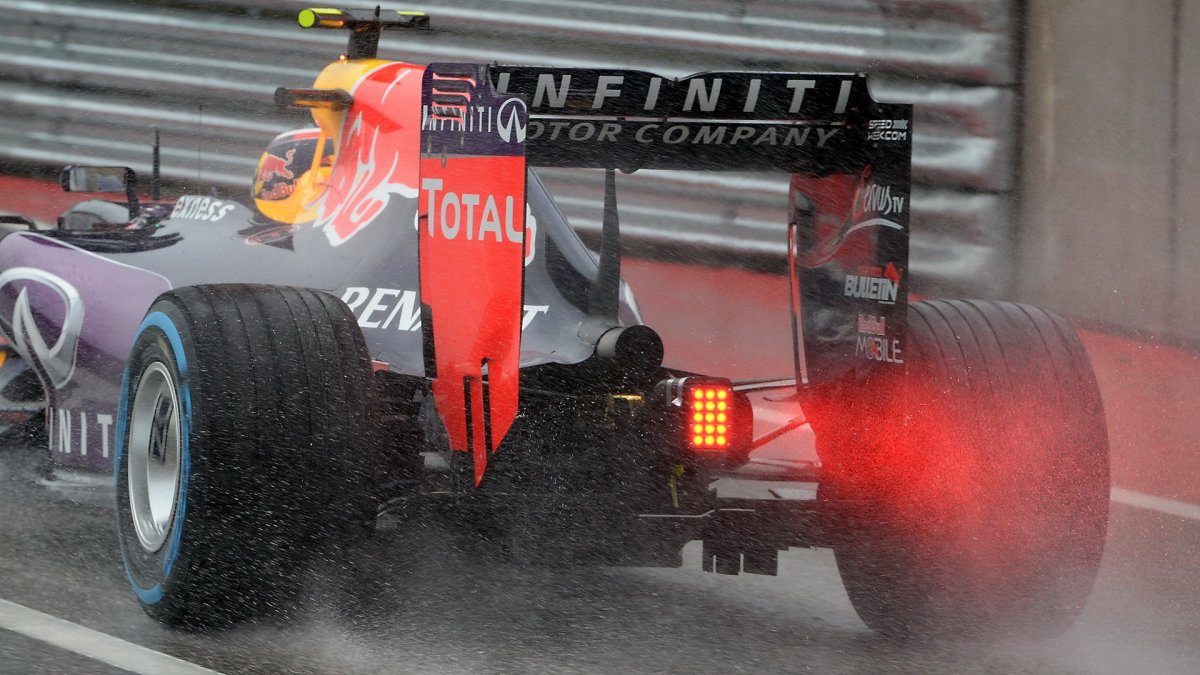 Daniil Kvjat vyjíždí za silného deště na trať v Austinu