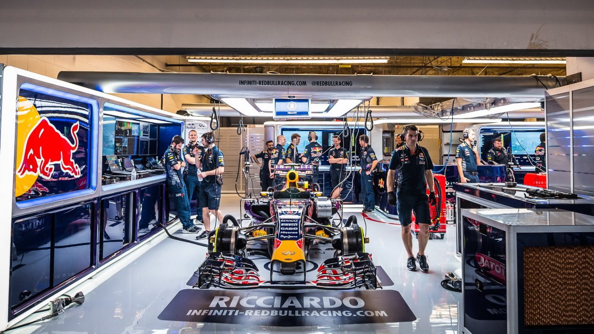 Pohled do garáže Red Bullu v Austinu