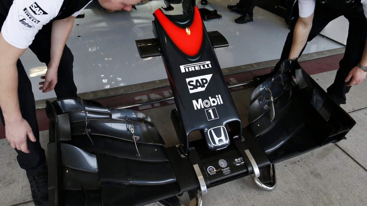 Přední křídlo vozu McLaren MP4-30 Honda v Austinu