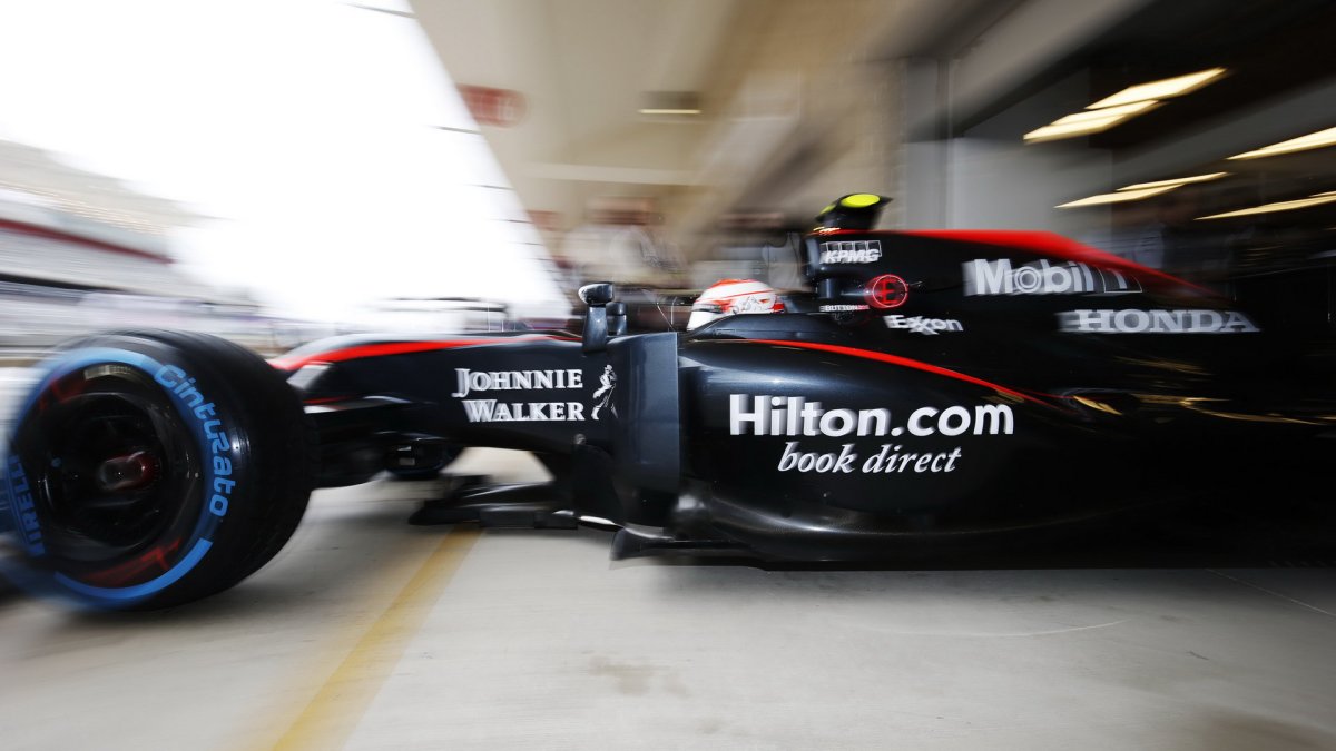 Jenson Button v Austinu vyráží na trať