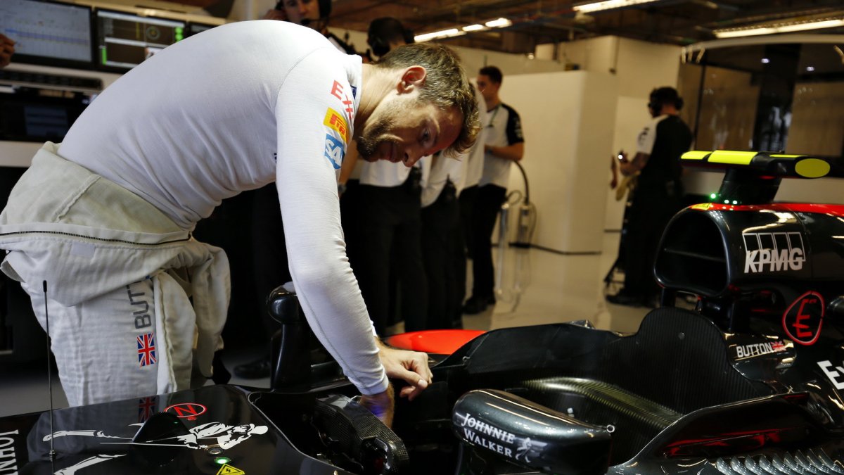 Jenson Button v Austinu kontroluje svůj vůz