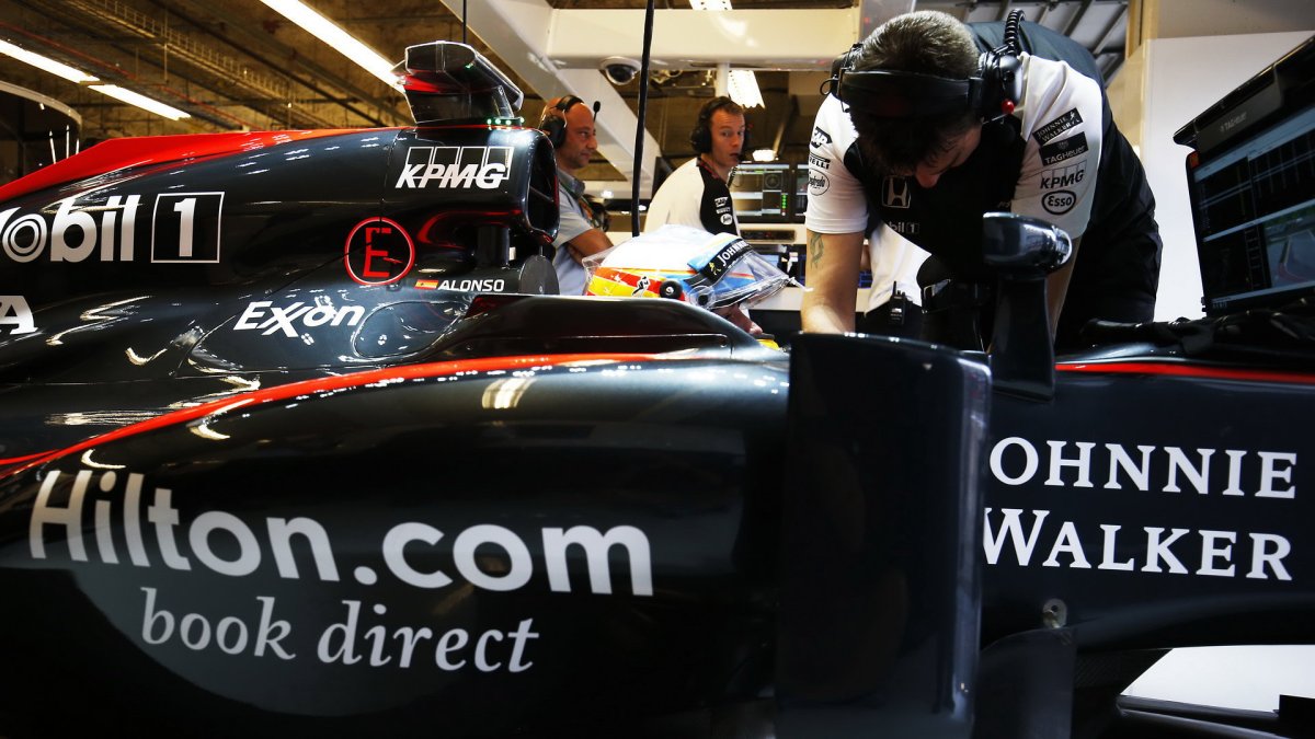 Fernando Alonso ve svém McLarenu