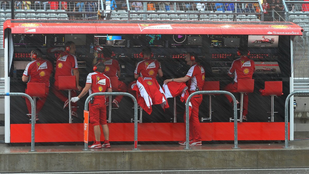 Pitwall Ferrari za silného deště v Austinu