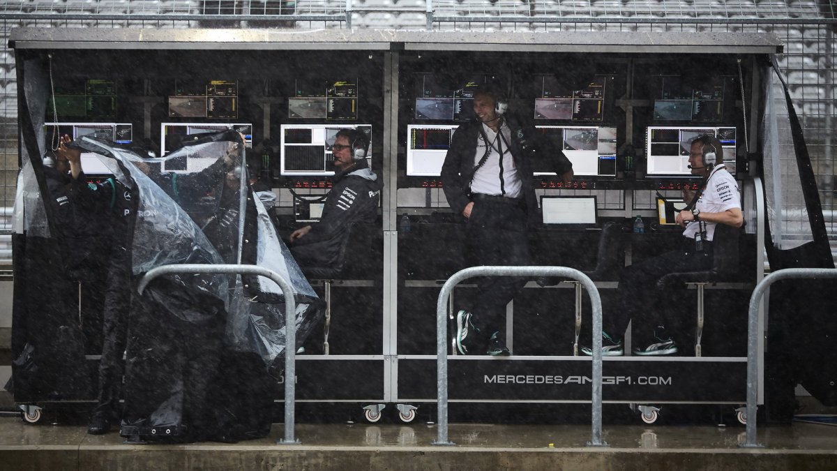 Pitwall Mercedesu za silného deště v Austinu