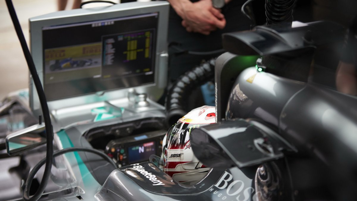 Lewis Hamilton čeká na výjezd z boxů v Austinu