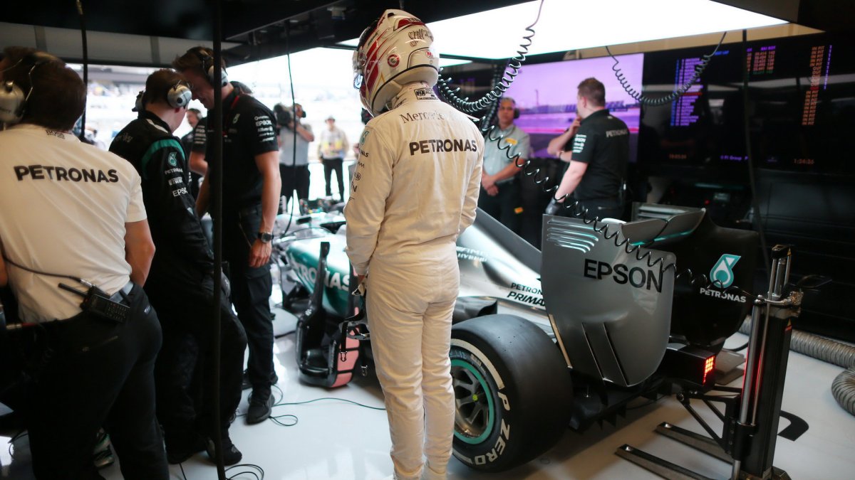 Lewis Hamilton se váží při tréninku v Austinu
