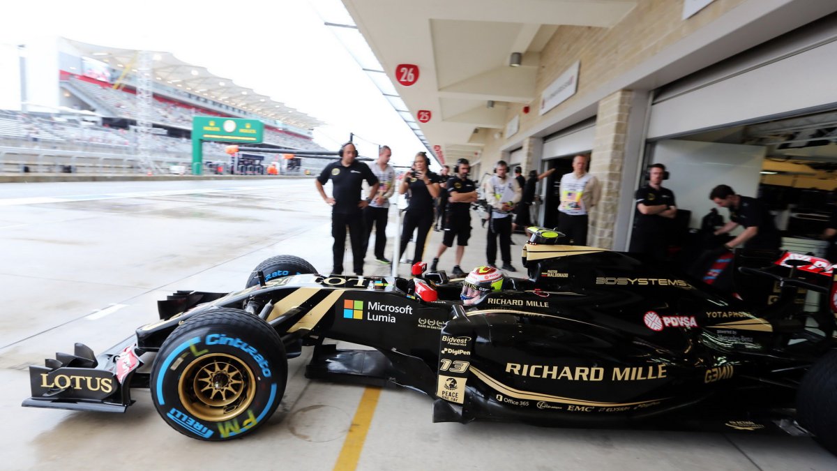 Pastor Maldonado vyjíždí z boxů v Austinu