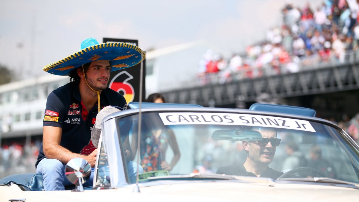 Carlos Sainz při prezentaci před startem v Mexiku