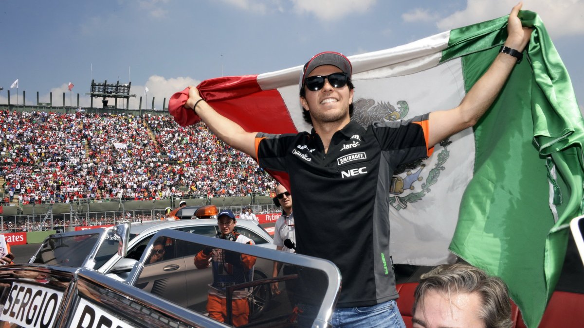 Sergio Pérez při prezentaci před závodem v Mexiku