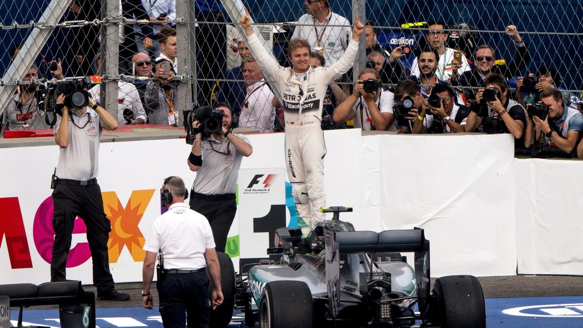 Nico Rosberg se raduje z vítězství v Mexiku