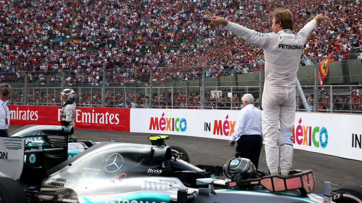 Nico Rosberg se raduje z vítězství v Mexiku