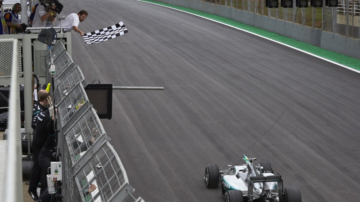 Nico Rosberg v cíli v Brazílii