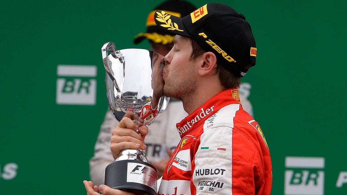 Sebastian Vettel se svou trofejí za třetí místo v Brazílii