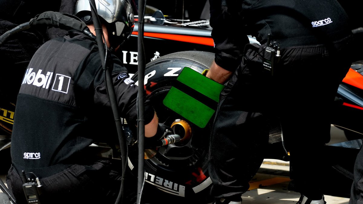 Přezutí pneumatik u McLarenu v Brazílii