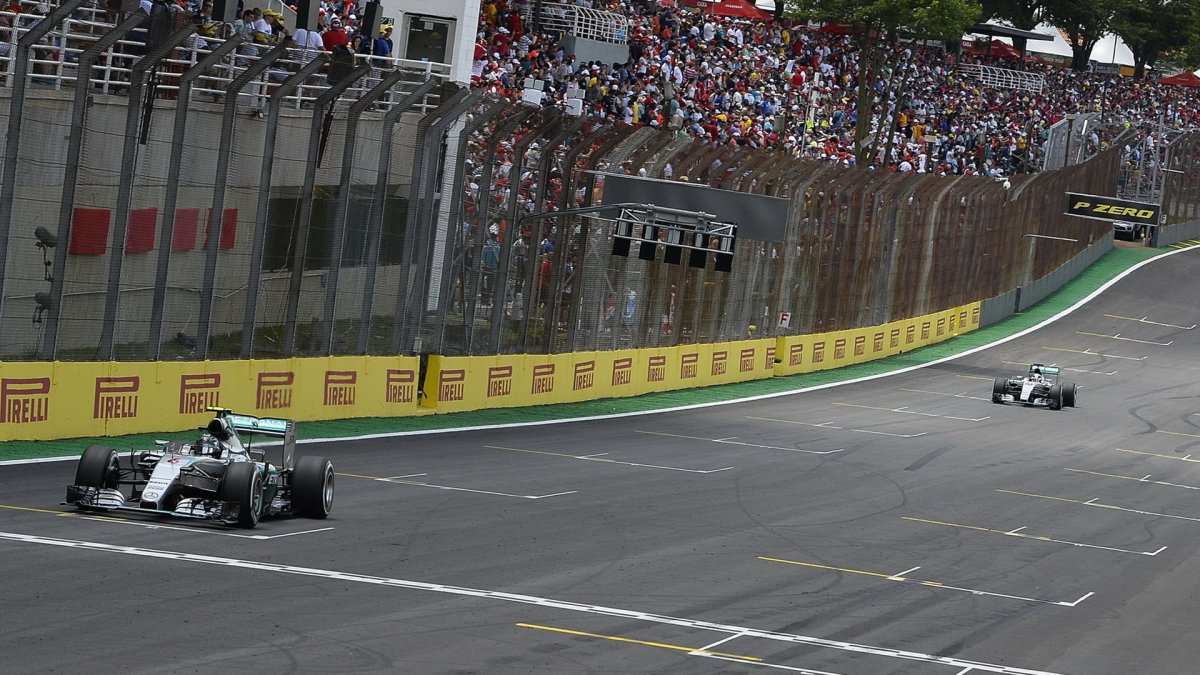 Nico Rosberg a Lewis Hamilton v Brazílii