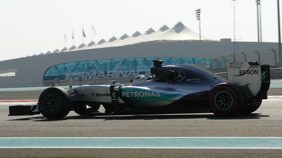 Pascal Wehrlein při Pirelli testech v Abú Zabí