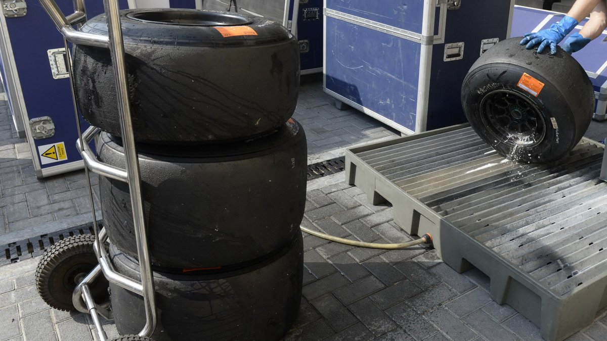 Pneumatiky při Pirelli testech v Abú Zabí