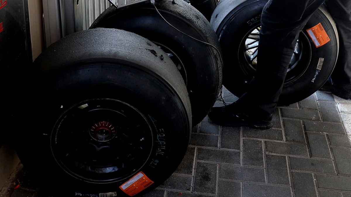 Pneumatiky při Pirelli testech v Abú Zabí