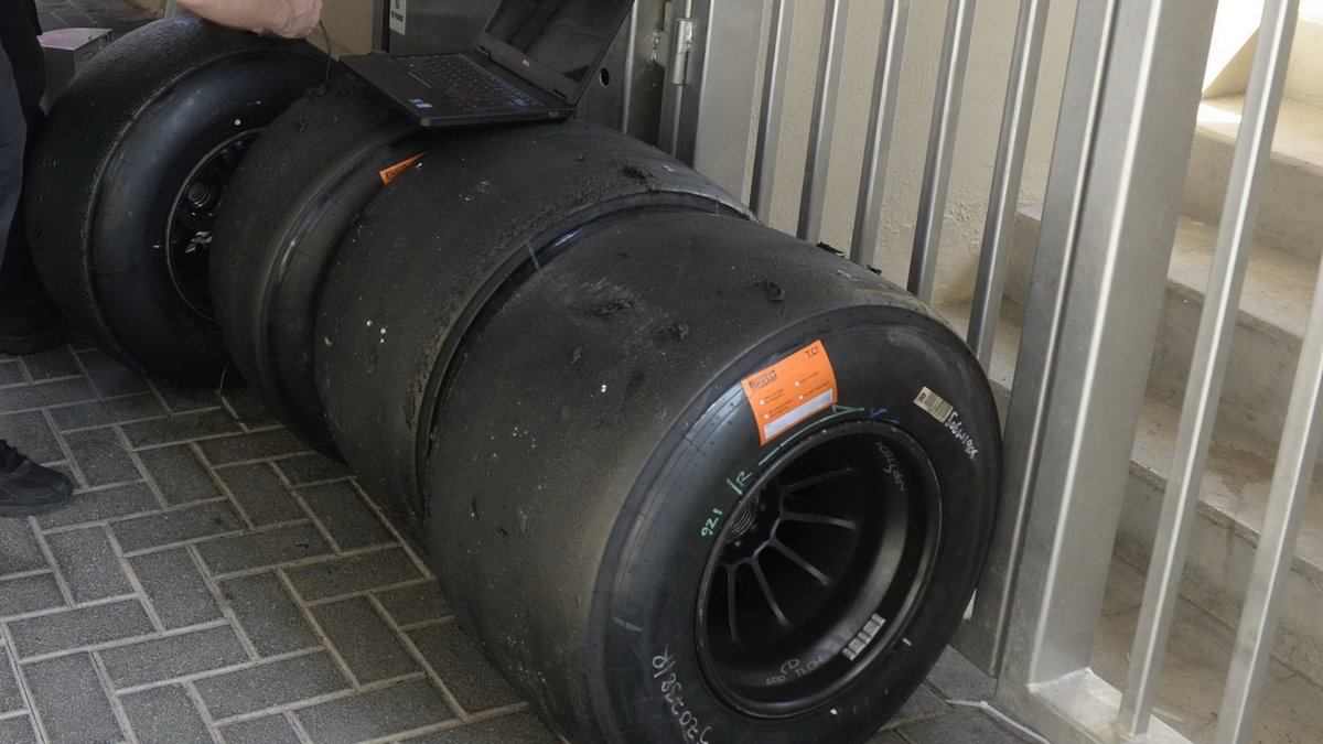 Pneumatiky při Pirelli testech v Abú Zabí