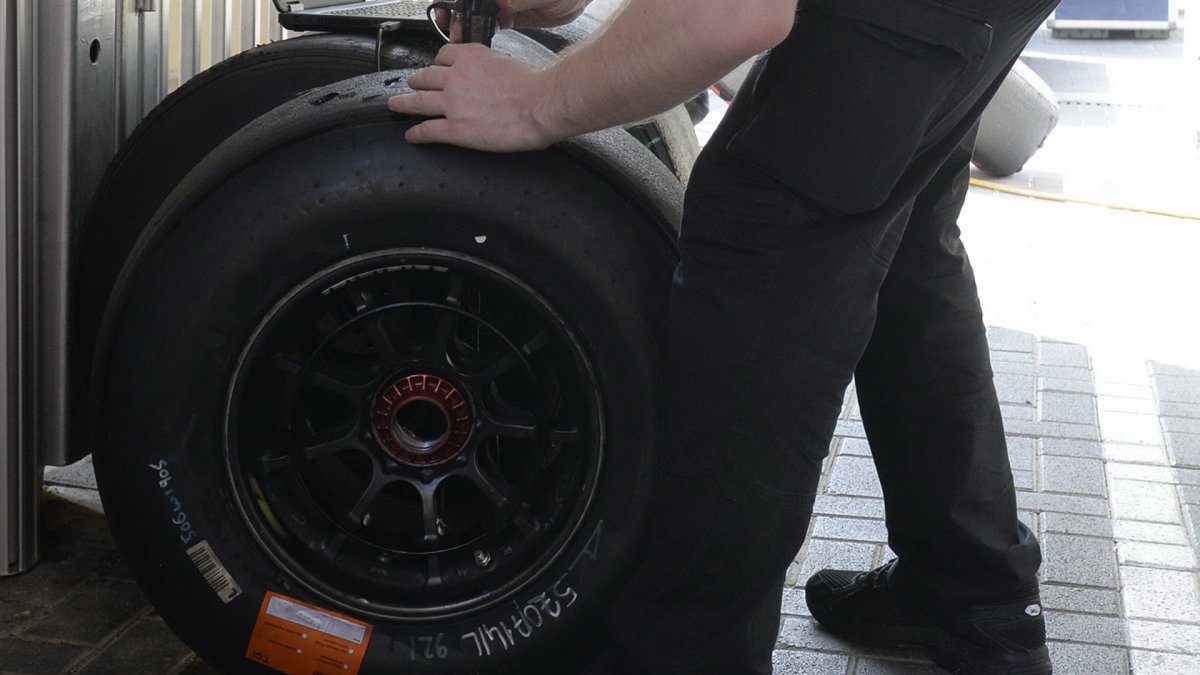 Pneumatiky při Pirelli testech v Abú Zabí