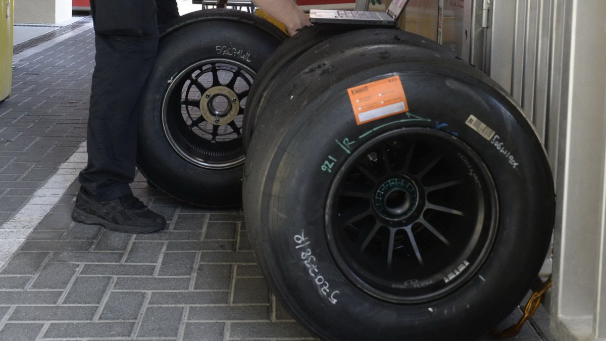 Pneumatiky při Pirelli testech v Abú Zabí