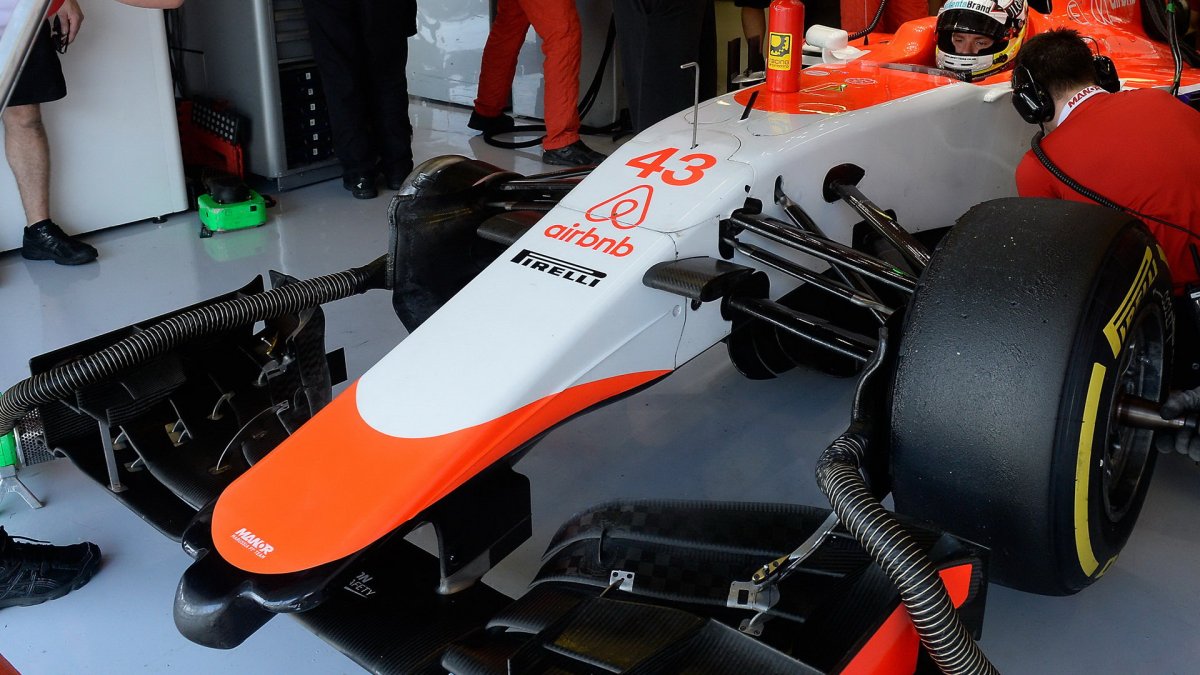 Přední křídlo a pneumatiky Marussia MR03B - Ferrari při Pirelli testech v Abú Zabí