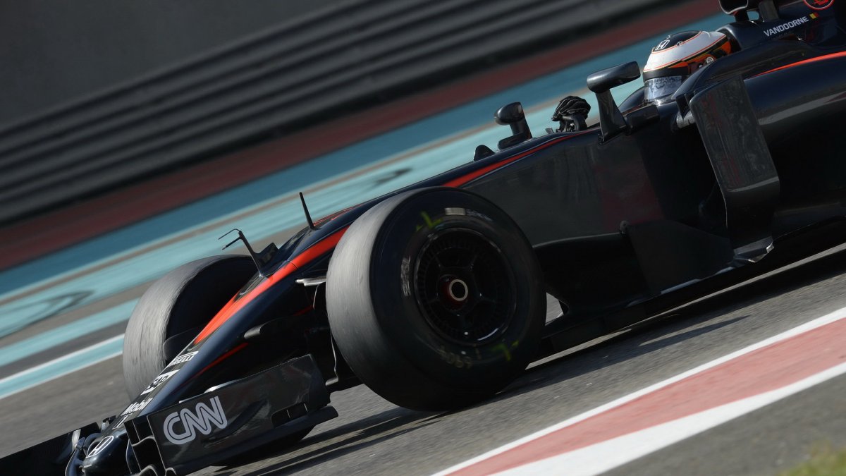 Stoffel Vandoorne při Pirelli testech v Abú Zabí