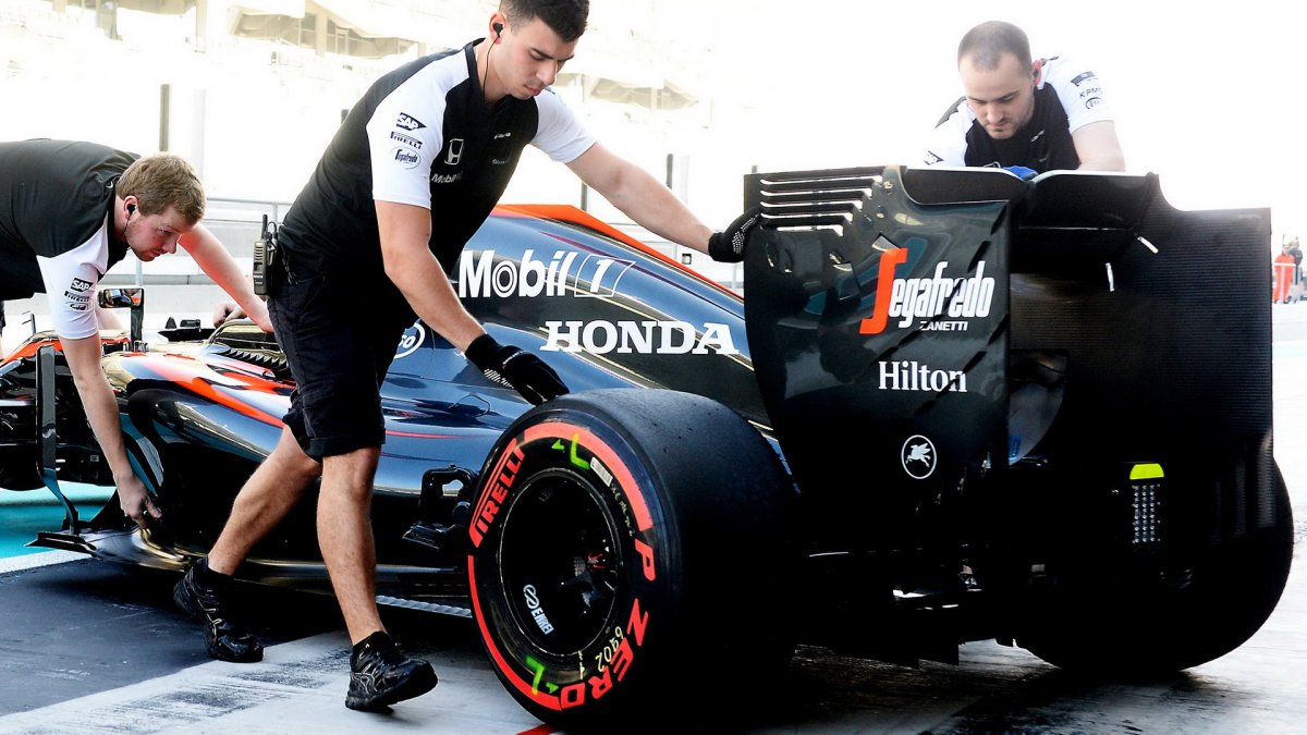 Stoffel Vandoorne při Pirelli testech v Abú Zabí