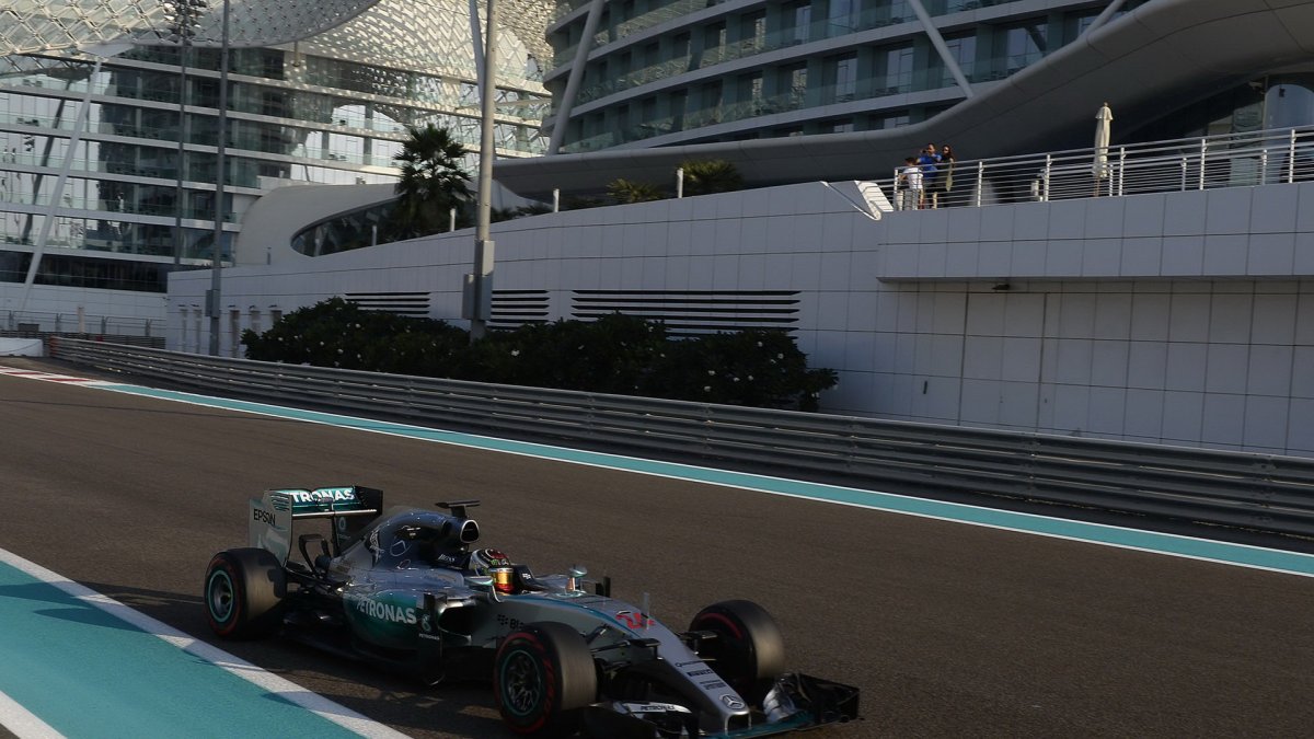 Pascal Wehrlein při Pirelli testech v Abú Zabí