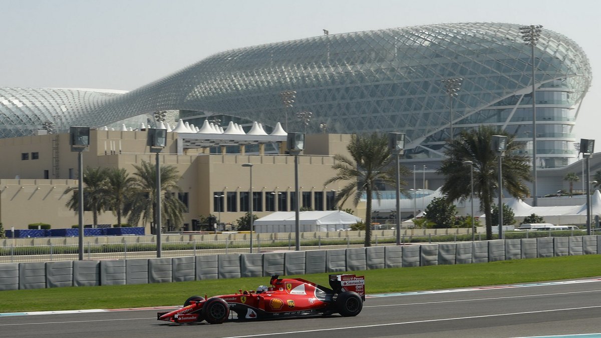 Sebastian Vettel při Pirelli testech v Abú Zabí