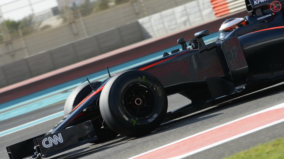Stoffel Vandoorne při Pirelli testech v Abú Zabí