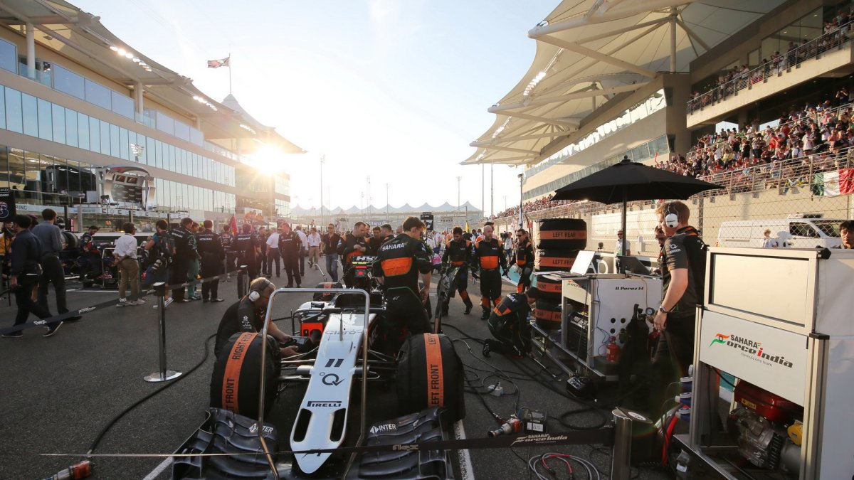 Vůz Force Indie na startovním roštu v Abú Zabí