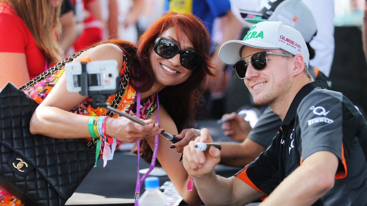 Nico Hülkenberg při autogramiádě v Abú Zabí