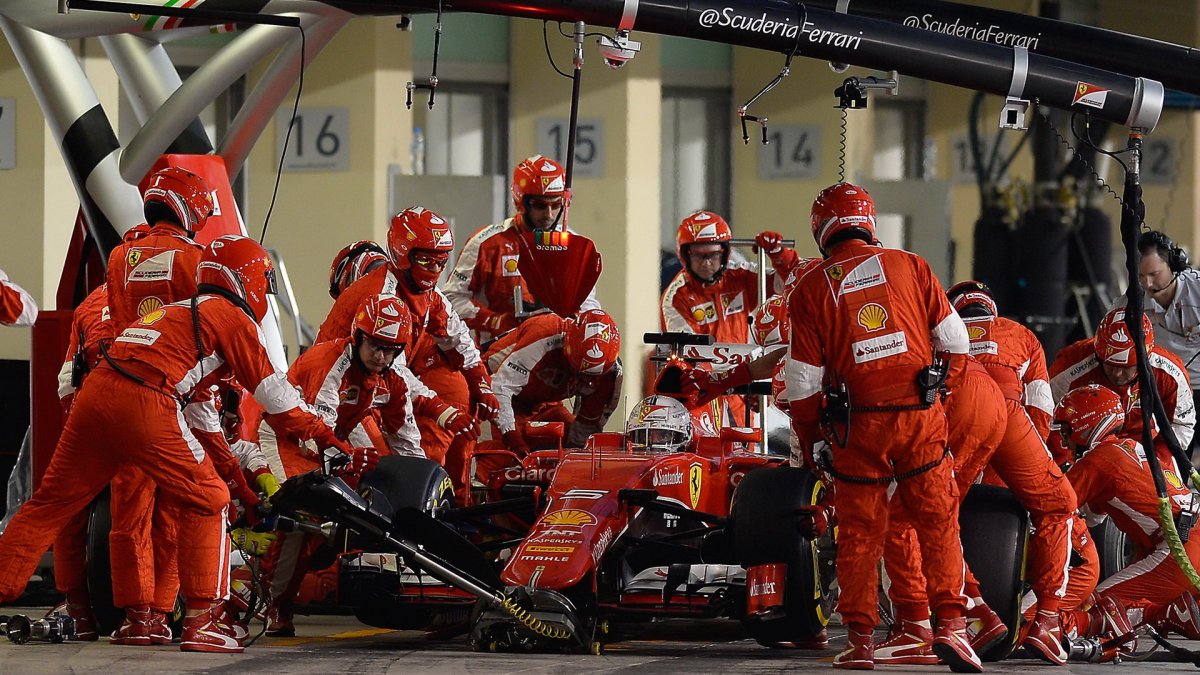 Sebastian Vettel v boxech v Abú Zabí