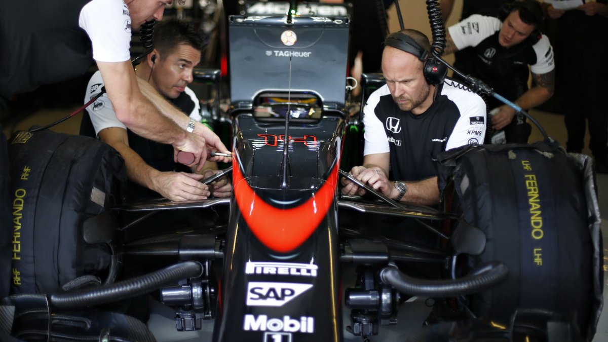 Přední zavěšení kol vozu McLaren MP4-30 Honda v Abú Zabí