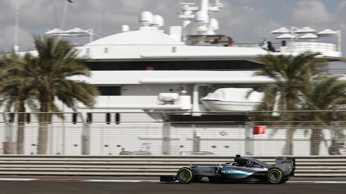 Lewis Hamilton v Abú Zabí
