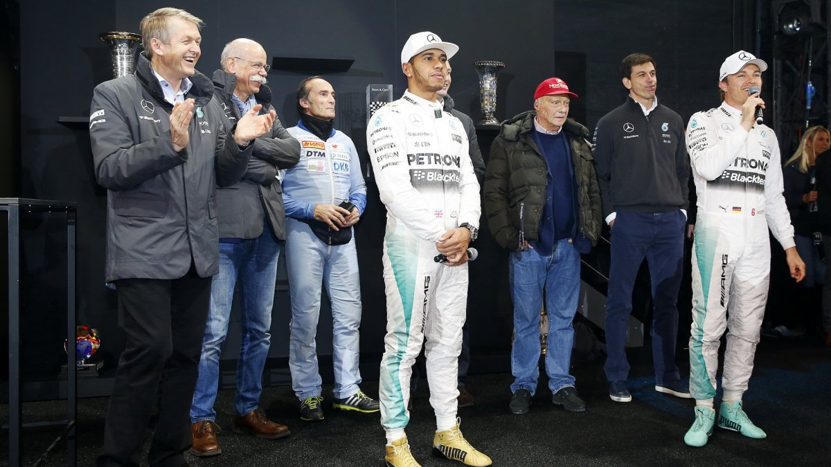 Thomas Weber, Dieter Zetsche, Eberhard Gienger, Lewis Hamilton, Niki Lauda, Toto Wolff a Nico Rosberg ve Stuttgartu
